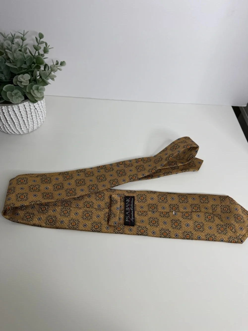 Jos. A. Bank Classic Gold Patterned Silk Tie Workwear 3 3/8” x 59‎ 1/2” Preppy